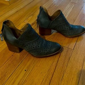 Worn once Soffit comfortable stylish ankle boot.